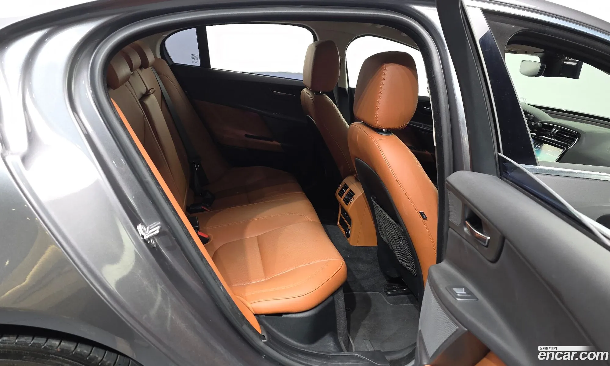 Jaguar XE 2019 SAJAB4BN3KCP51210 — 32