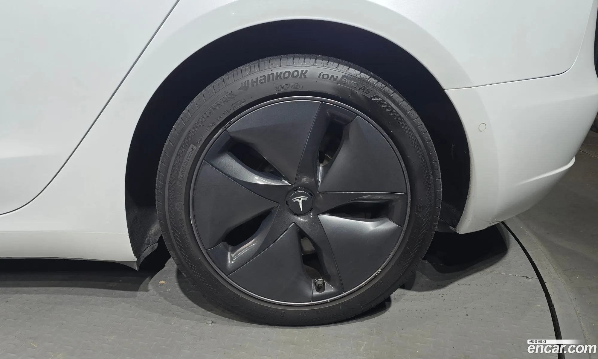 Tesla Model 3 2019 5YJ3E1EB5LF585758 — 3