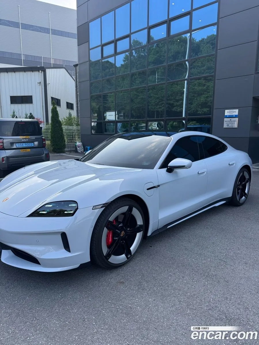 Porsche Taycan 2024 — 11