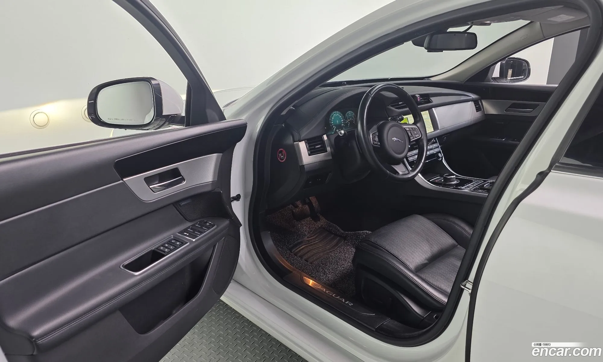Jaguar XF 2016 SAJBA4BN0HCY28129 — 17