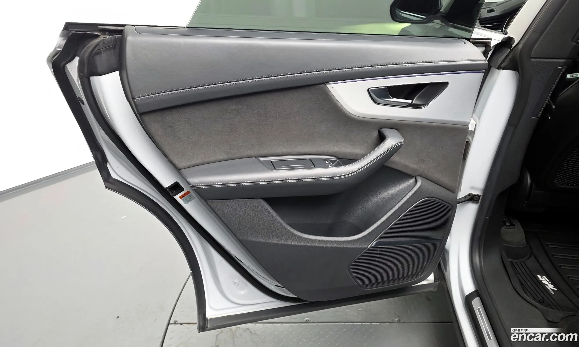 Audi Q8 2021 WAUZZZF11MD003616 — 27