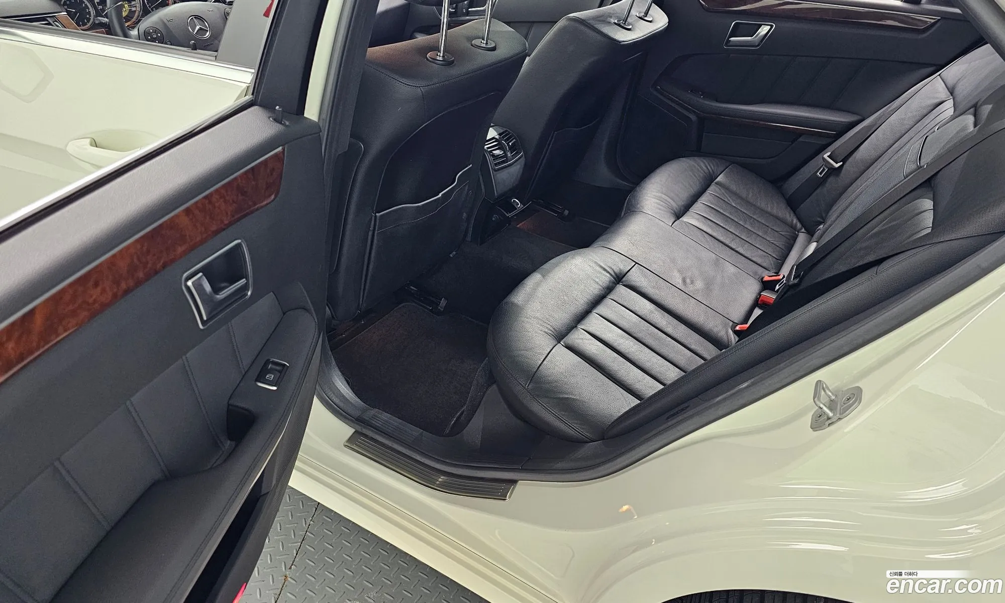 Mercedes-Benz E-Class W212 2012 WDDHF5DB0CA536672 — 14