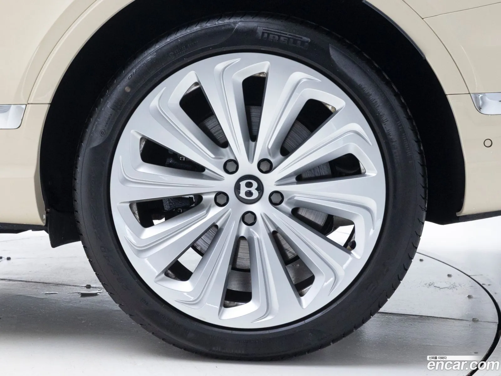Bentley Bentayga 2025 — 10