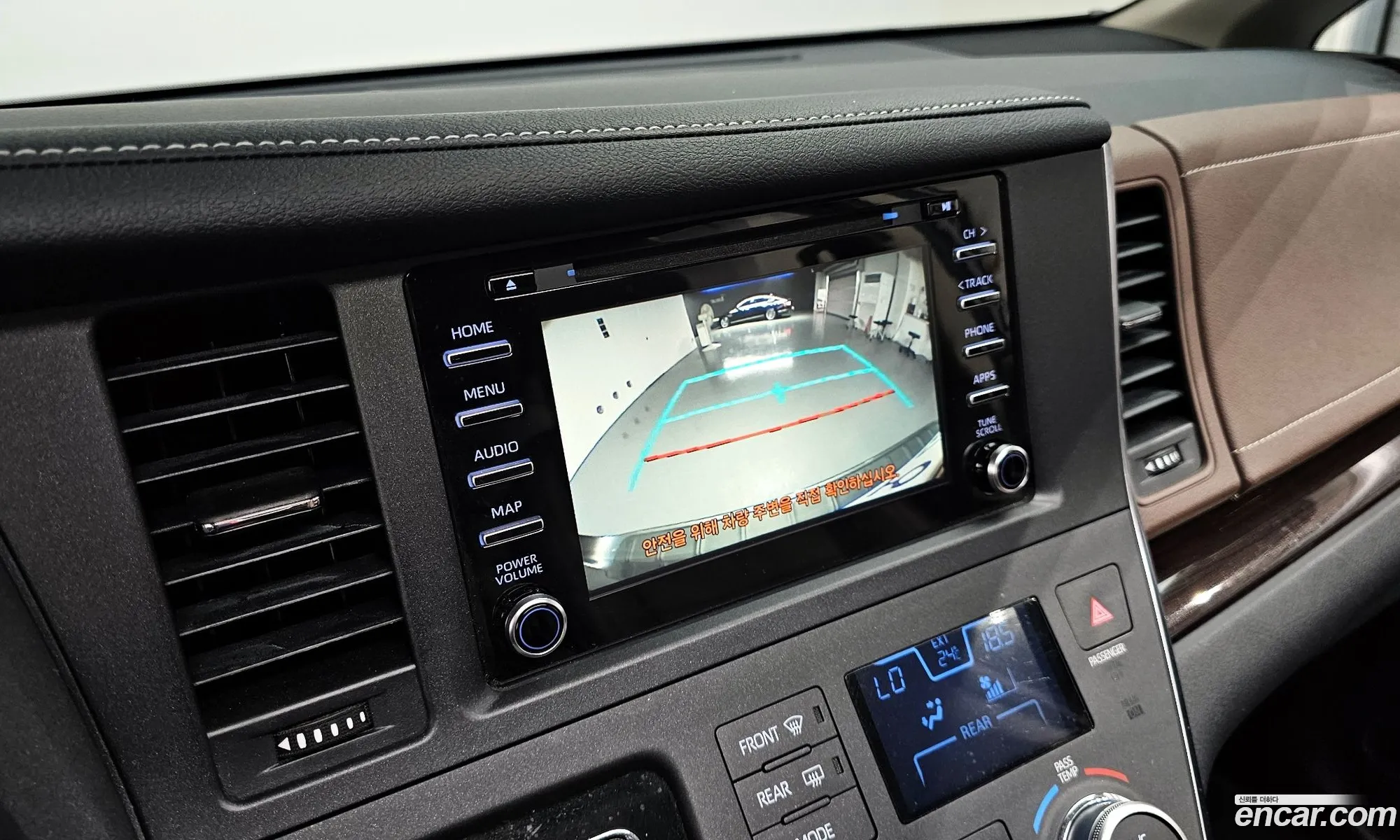 Toyota Sienna 2018 5TDDZ3DC8JS205030 — 2