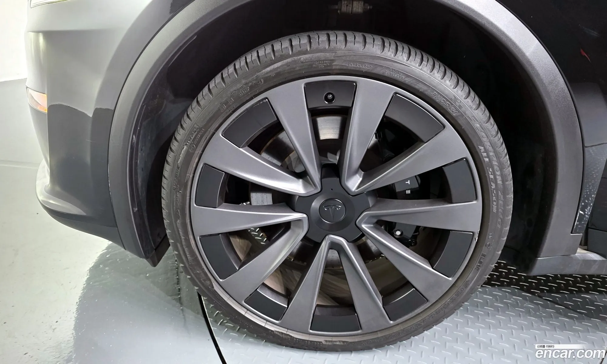 Tesla Model X 2023 — 7