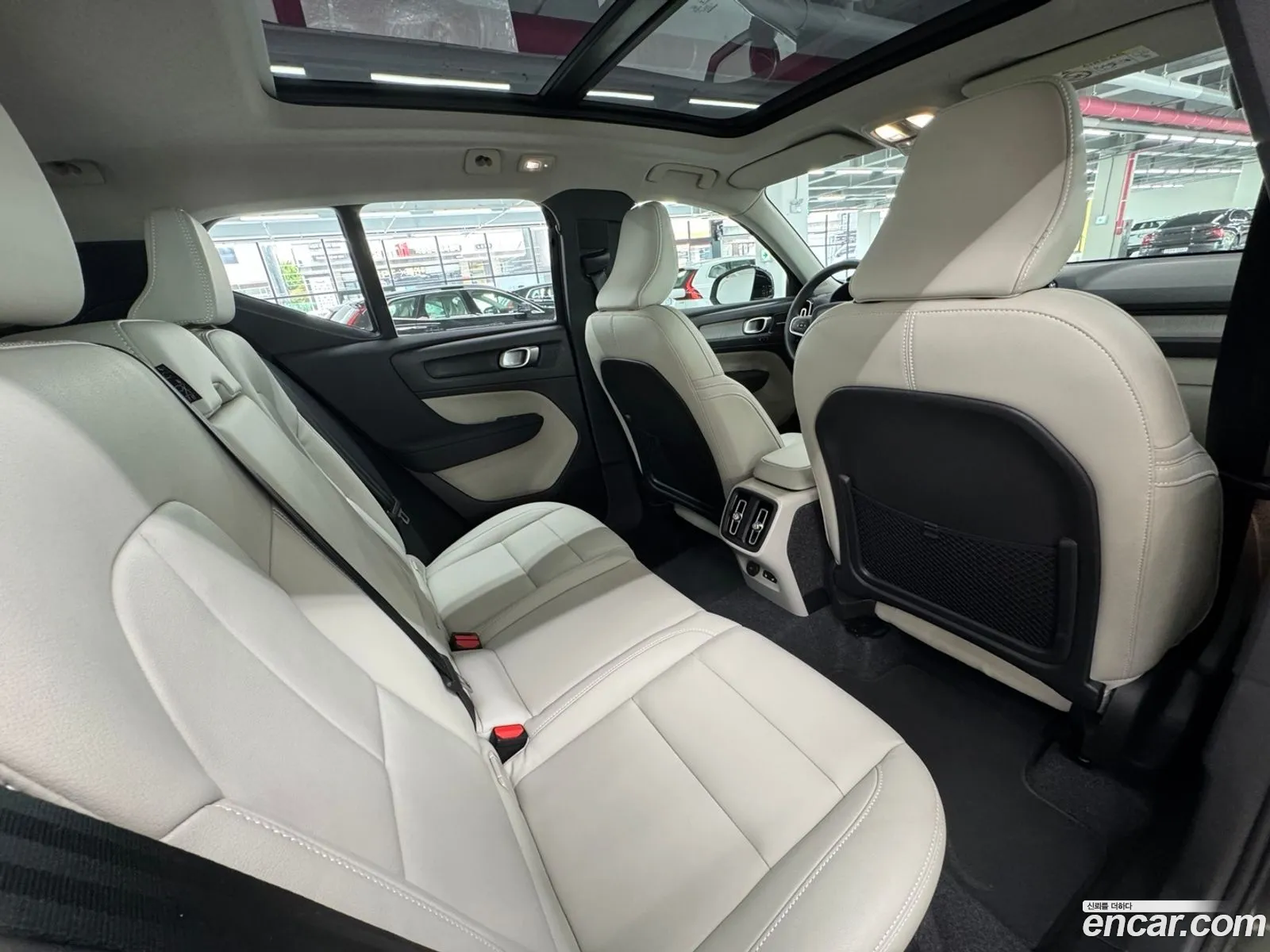 Volvo XC40 2025 — 2