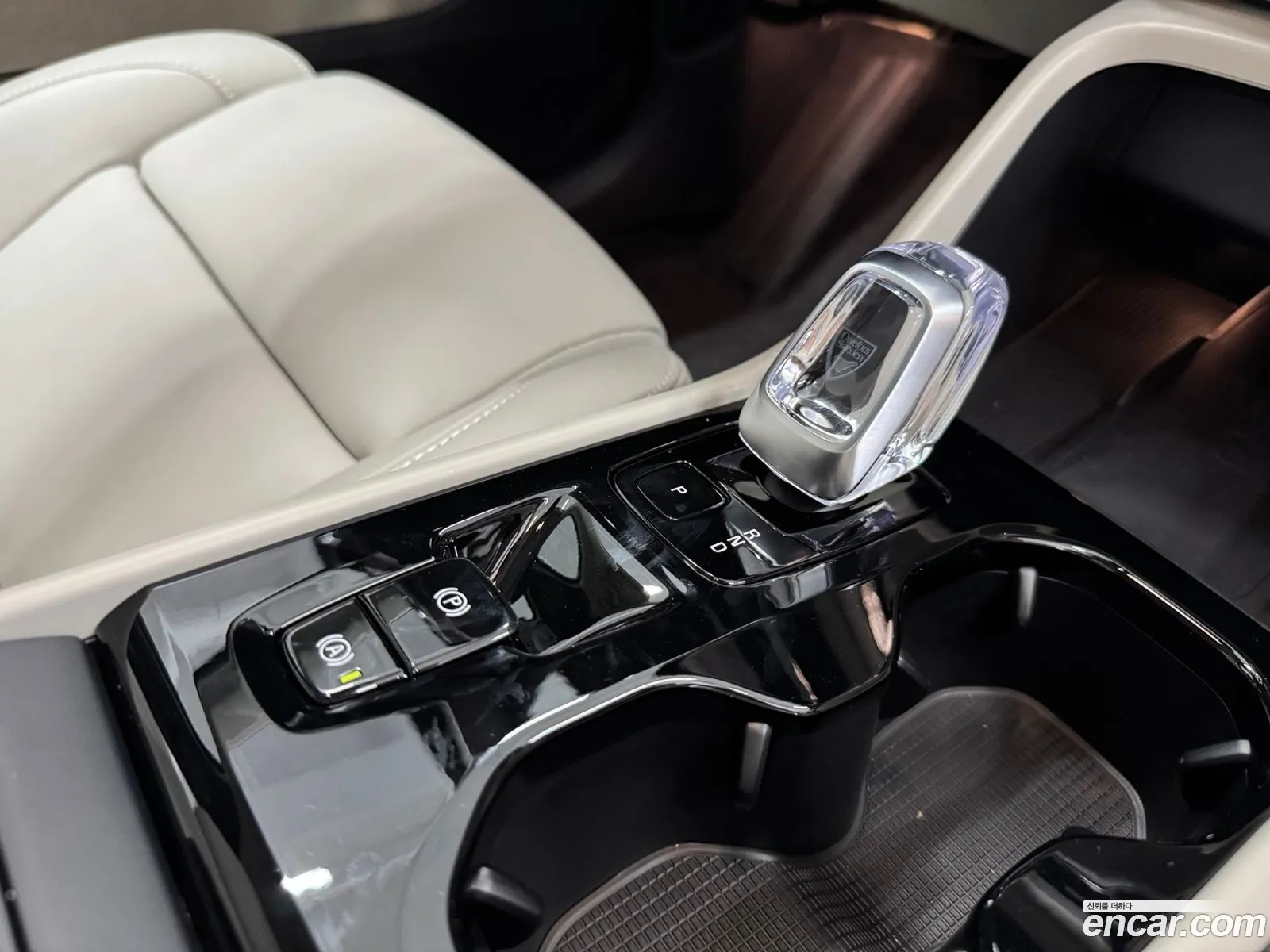 Volvo XC40 2025 — 8