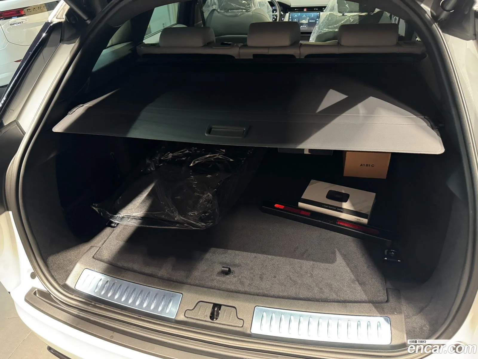 Land Rover Range Rover Velar 2026 — 14
