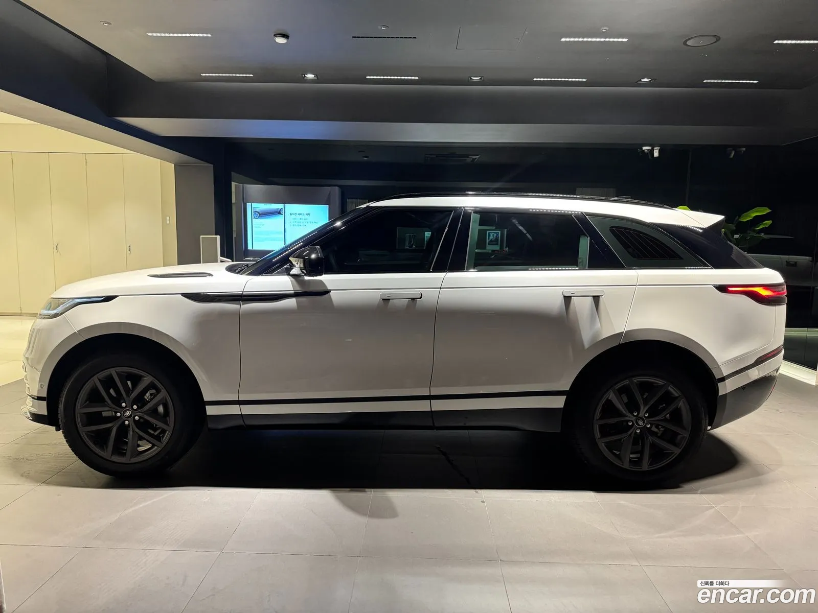Land Rover Range Rover Velar 2026 — 19
