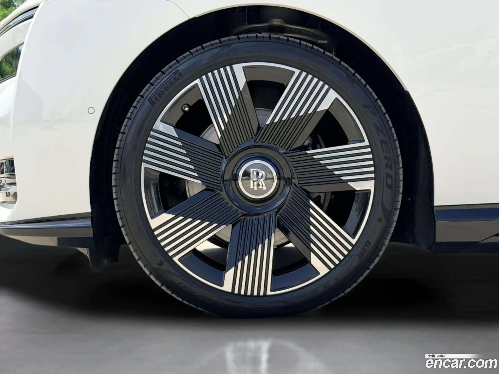 Rolls-Royce Spectre 2025 — 9