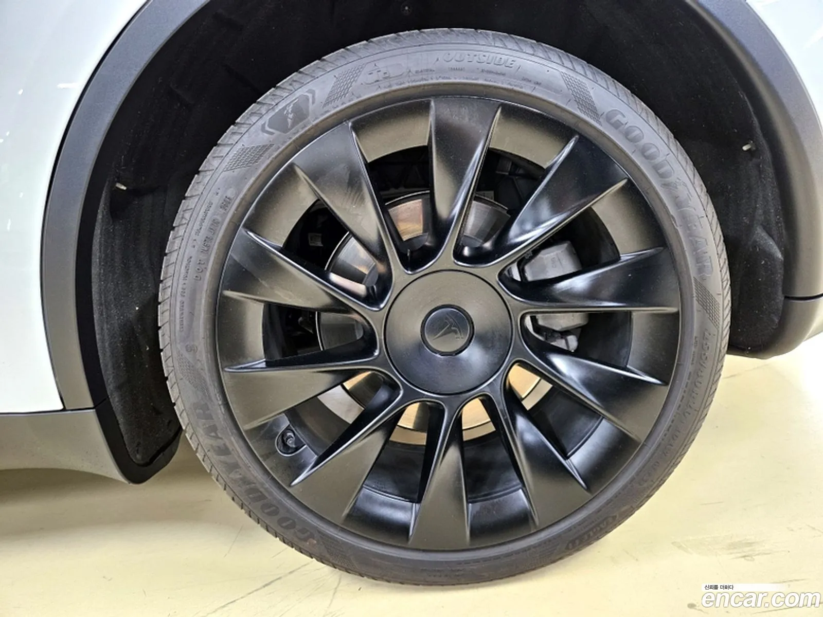 Tesla Model Y 2023 — 14