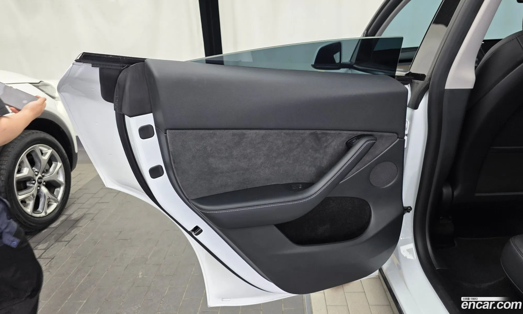 Tesla Model Y 2024 LRWYGCFSXRC552672 — 26