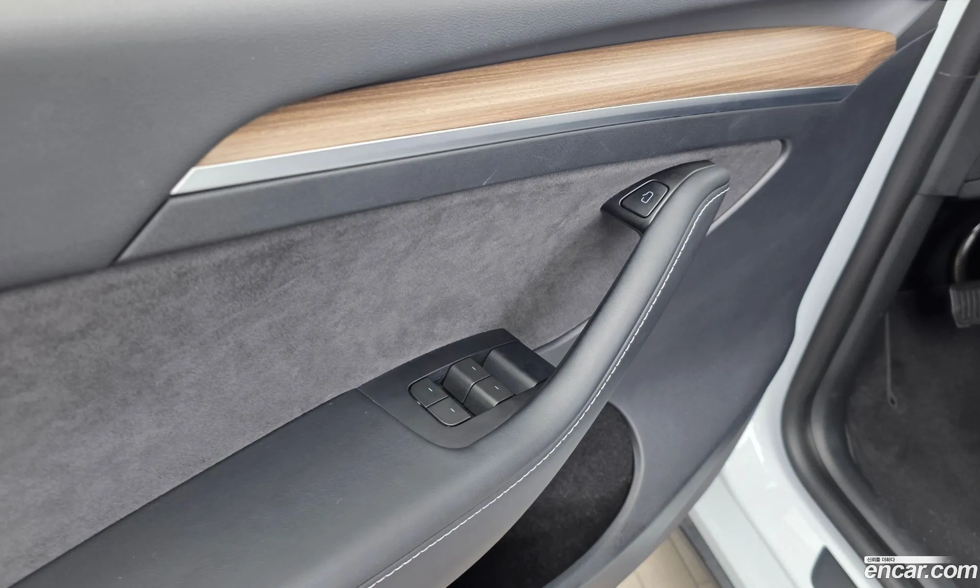 Tesla Model Y 2024 LRWYGCFSXRC552672 — 32