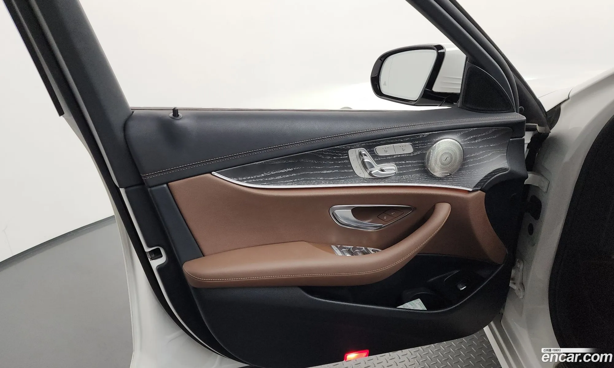 Mercedes-Benz E-Class W213 2022 — 33