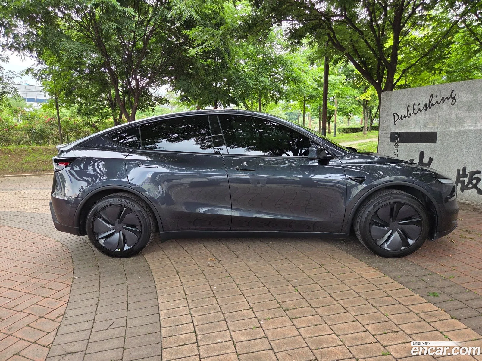 Tesla Model Y 2025 — 12