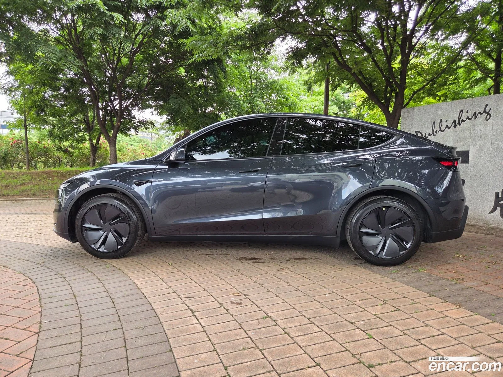 Tesla Model Y 2025 — 9