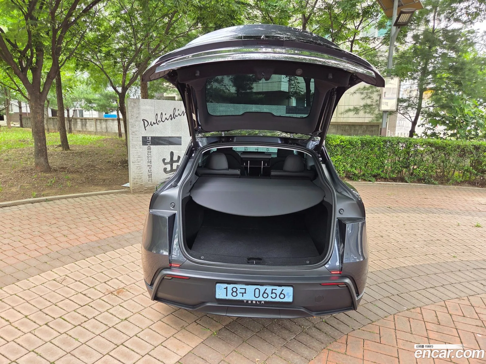Tesla Model Y 2025 — 17