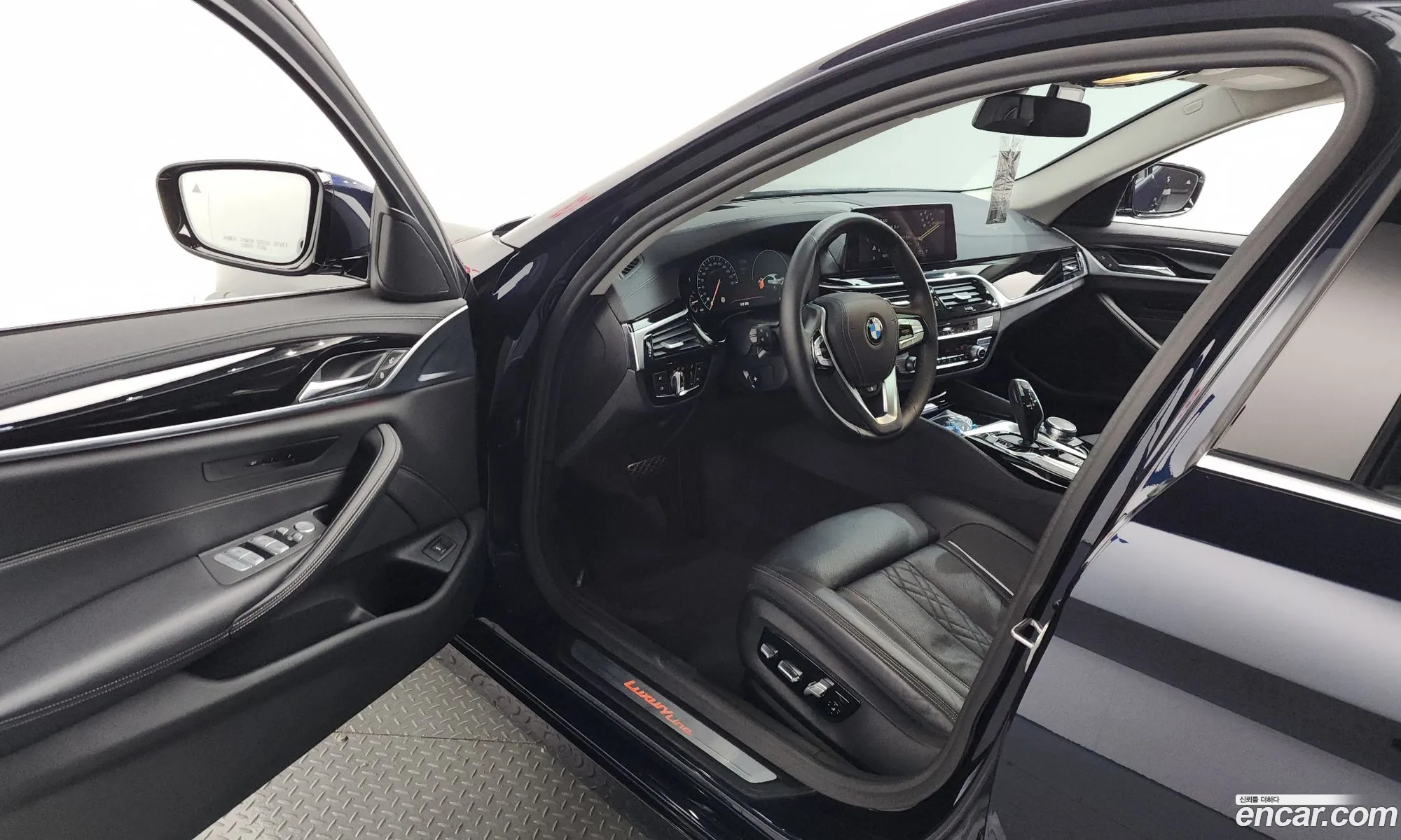 BMW 5 Series 2019 WBAJD3107KB318193 — 31