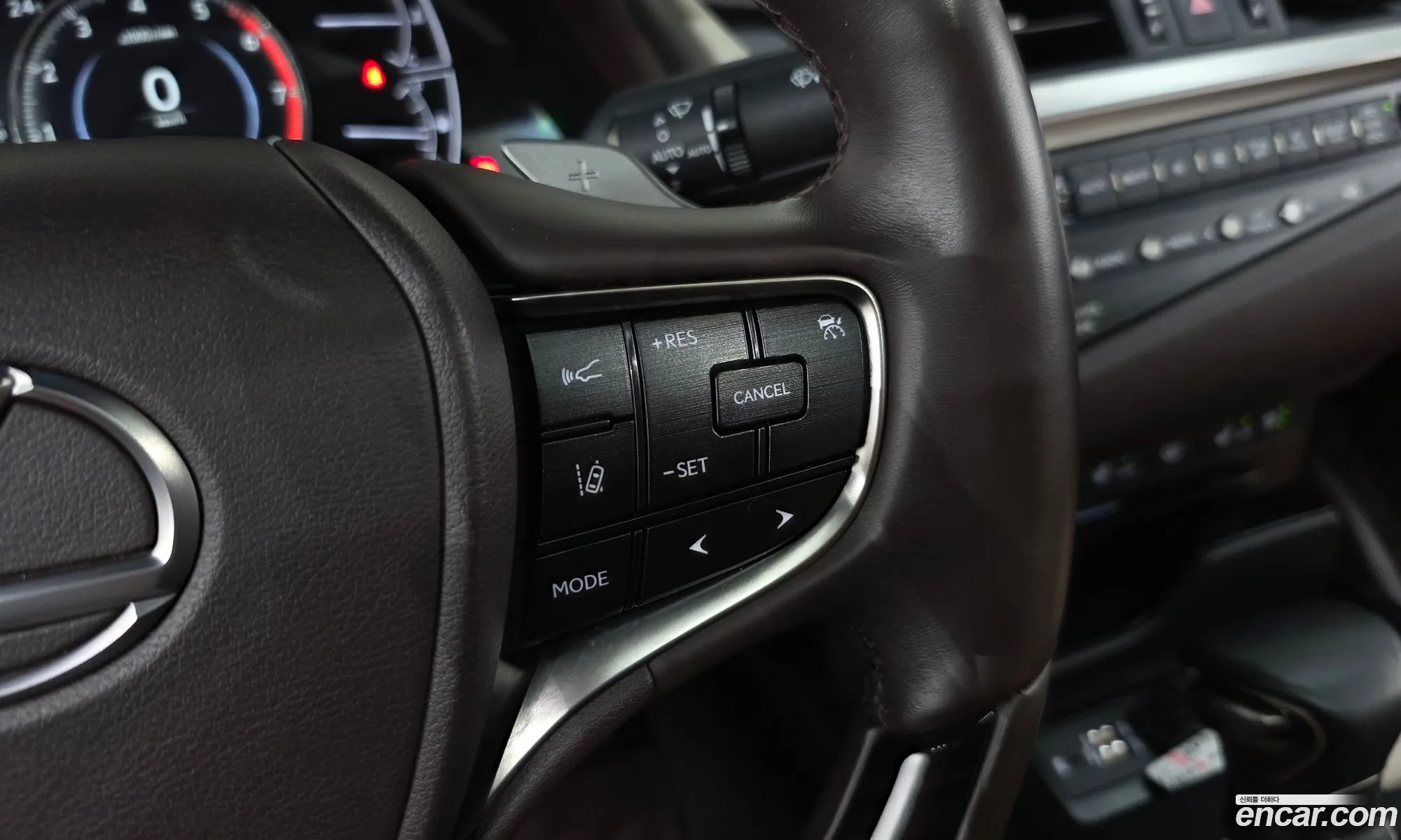 Lexus ES300h 7th Gen 2020 — 28