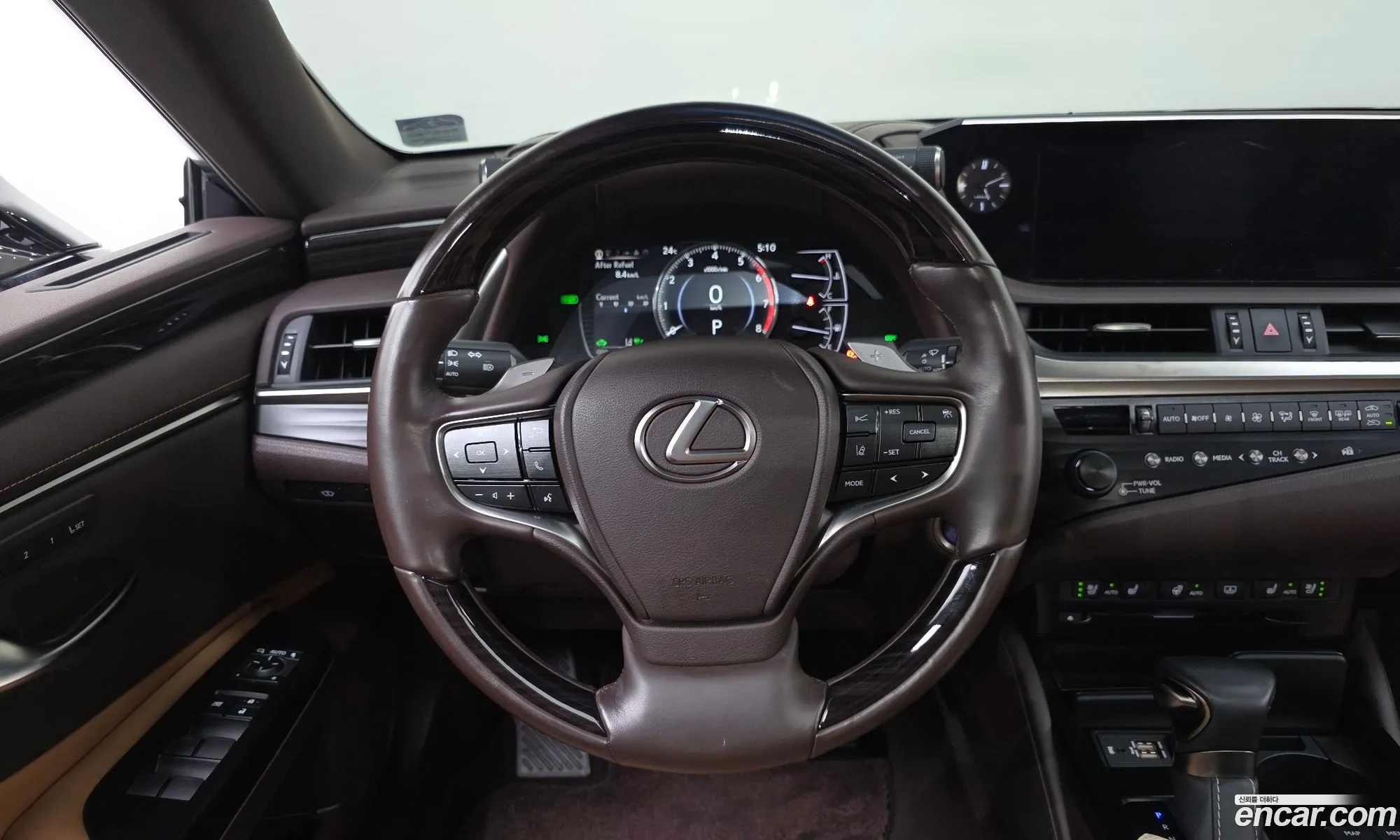 Lexus ES300h 7th Gen 2020 — 32