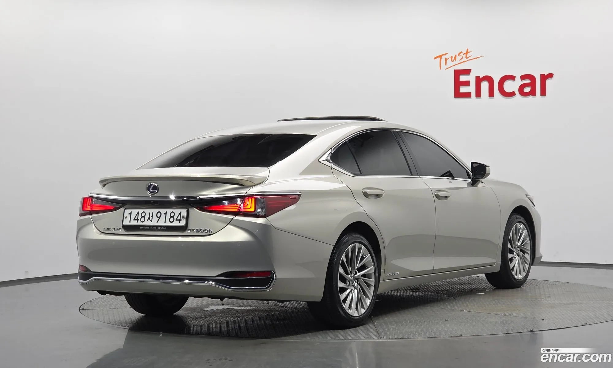Lexus ES300h 7th Gen 2020 — 34