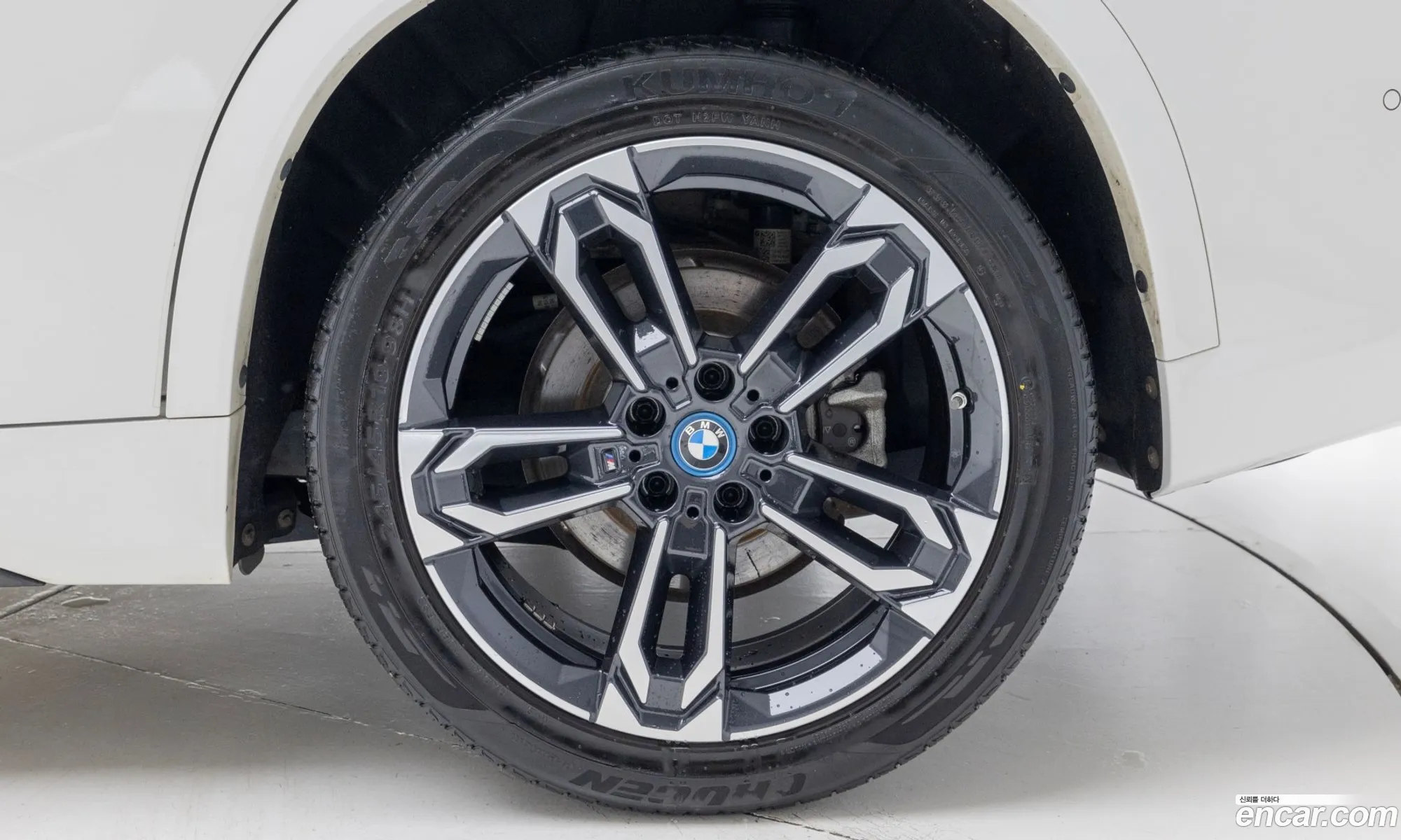 BMW iX1 2023 — 16