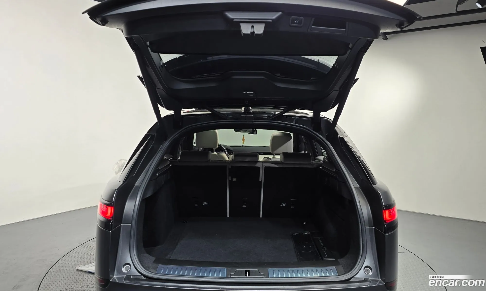 Land Rover Range Rover Velar 2018 — 28