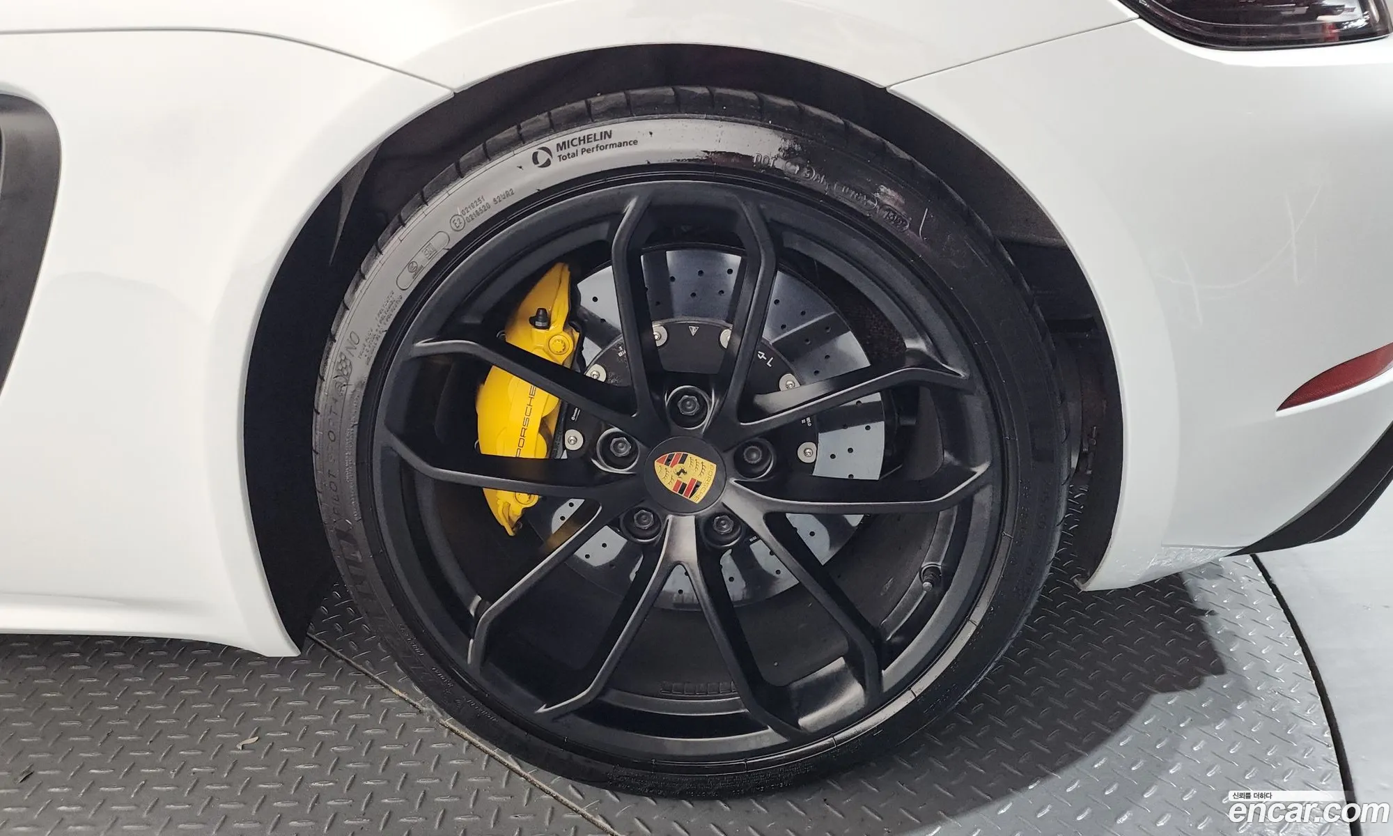 Porsche 718 Boxster 2020 WP0ZZZ98111111111 — 17