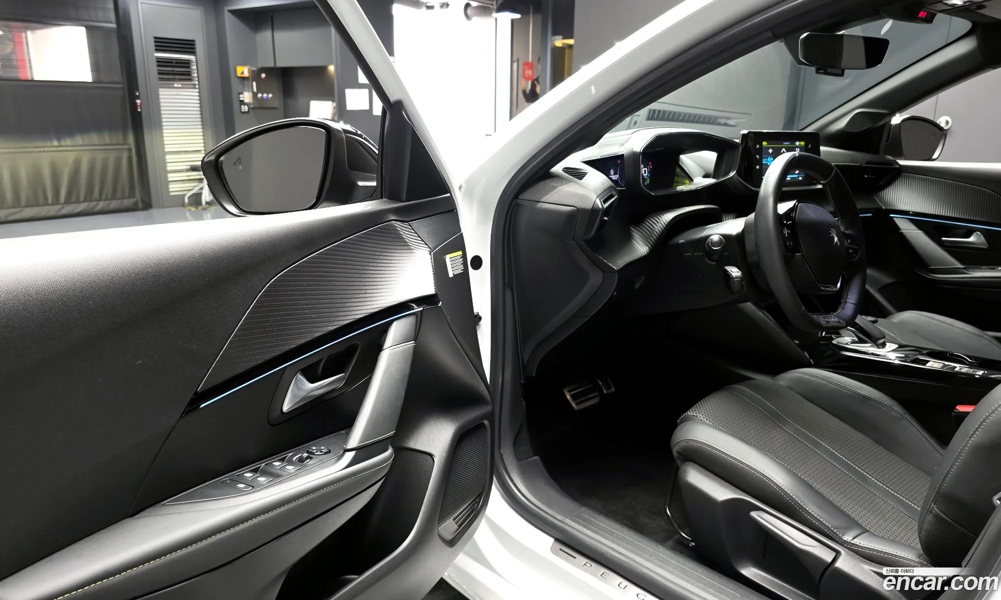 Peugeot e-208