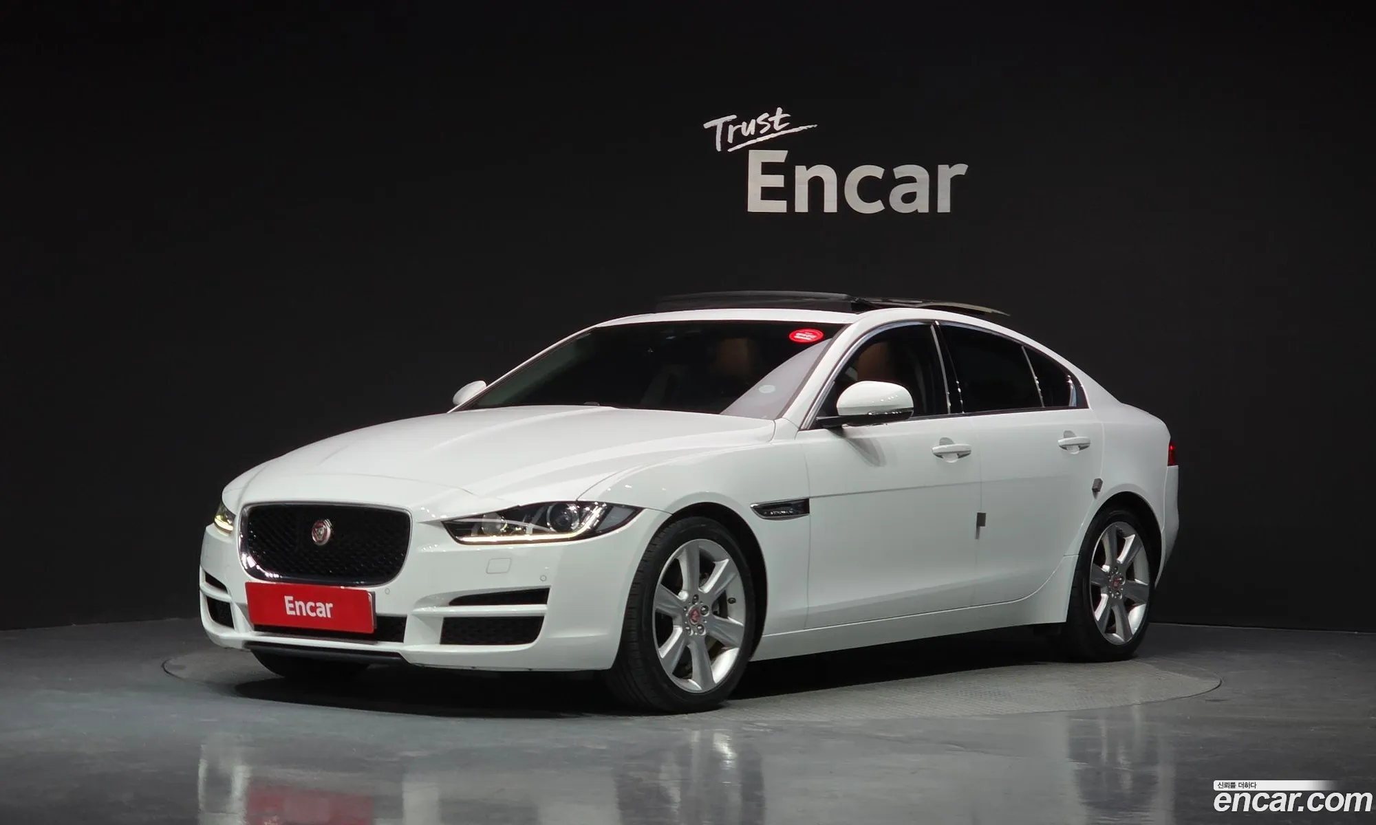 Jaguar XE 2016 — 16