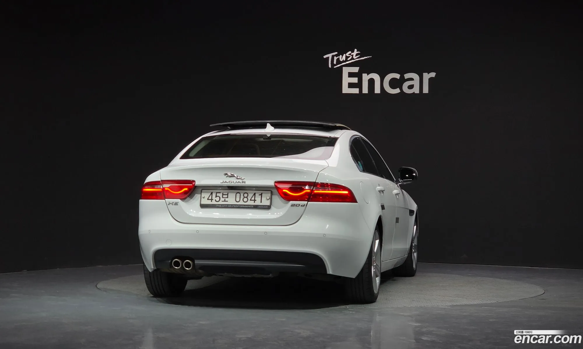 Jaguar XE 2016 — 9