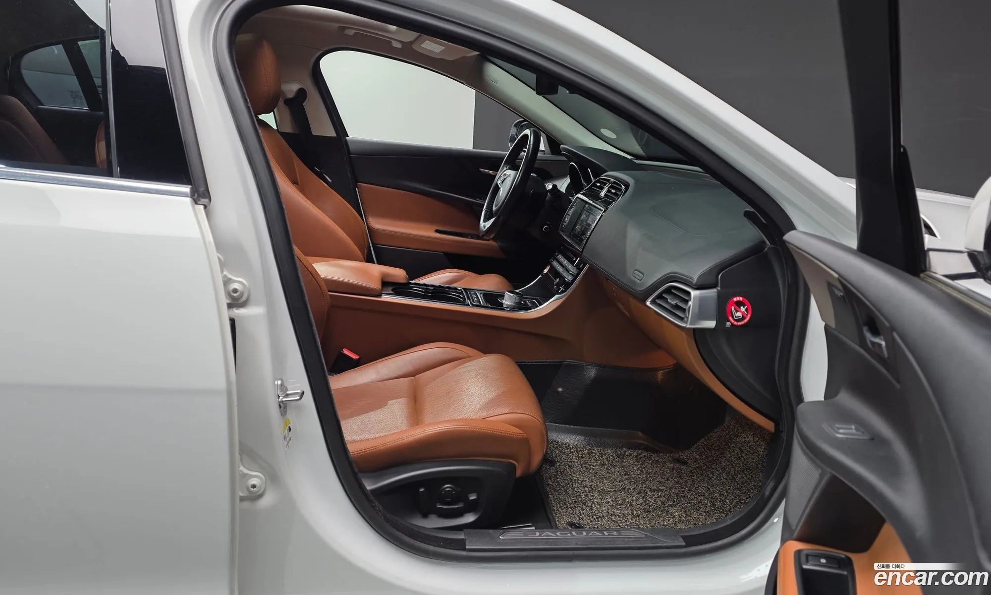 Jaguar XE 2016 — 15