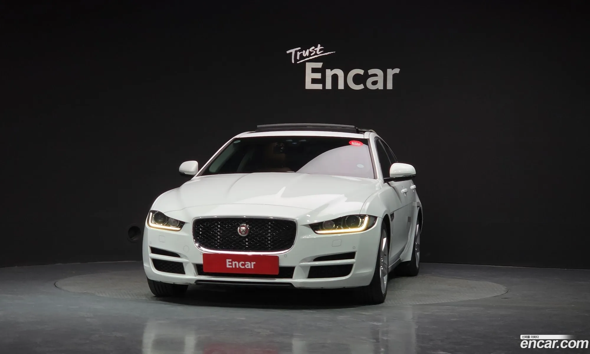 Jaguar XE 2016 — 17