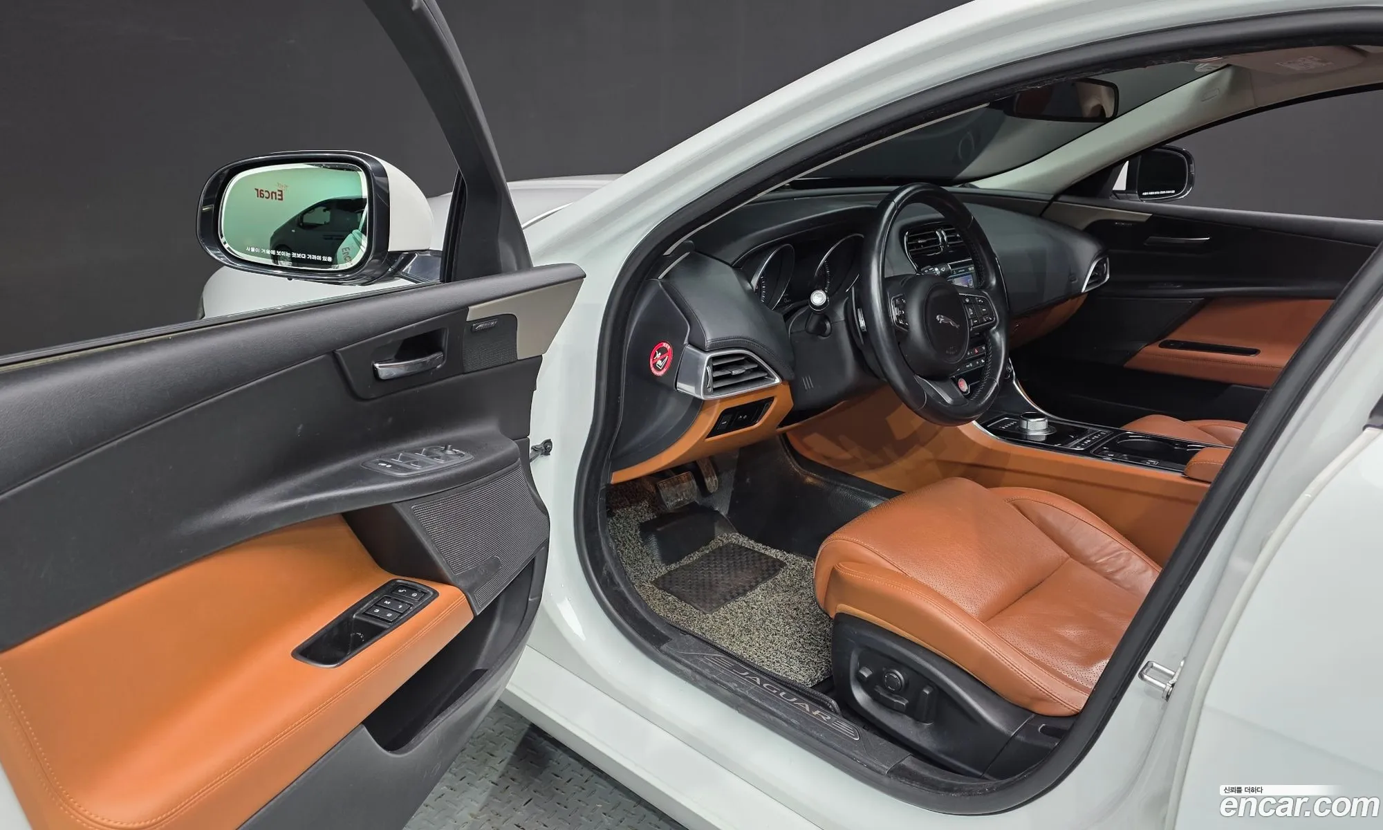Jaguar XE 2016 — 10