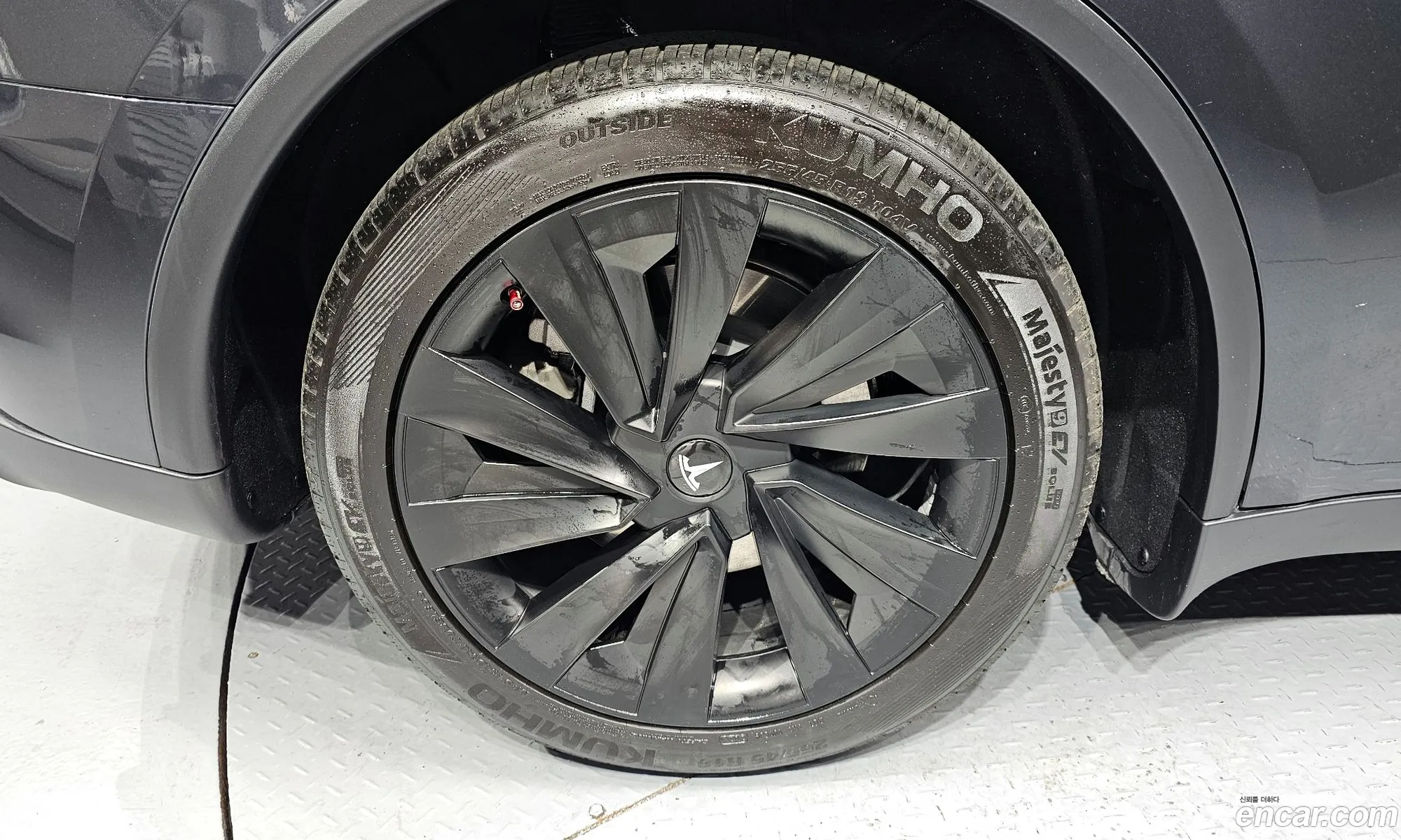 Tesla Model Y 2025 — 6