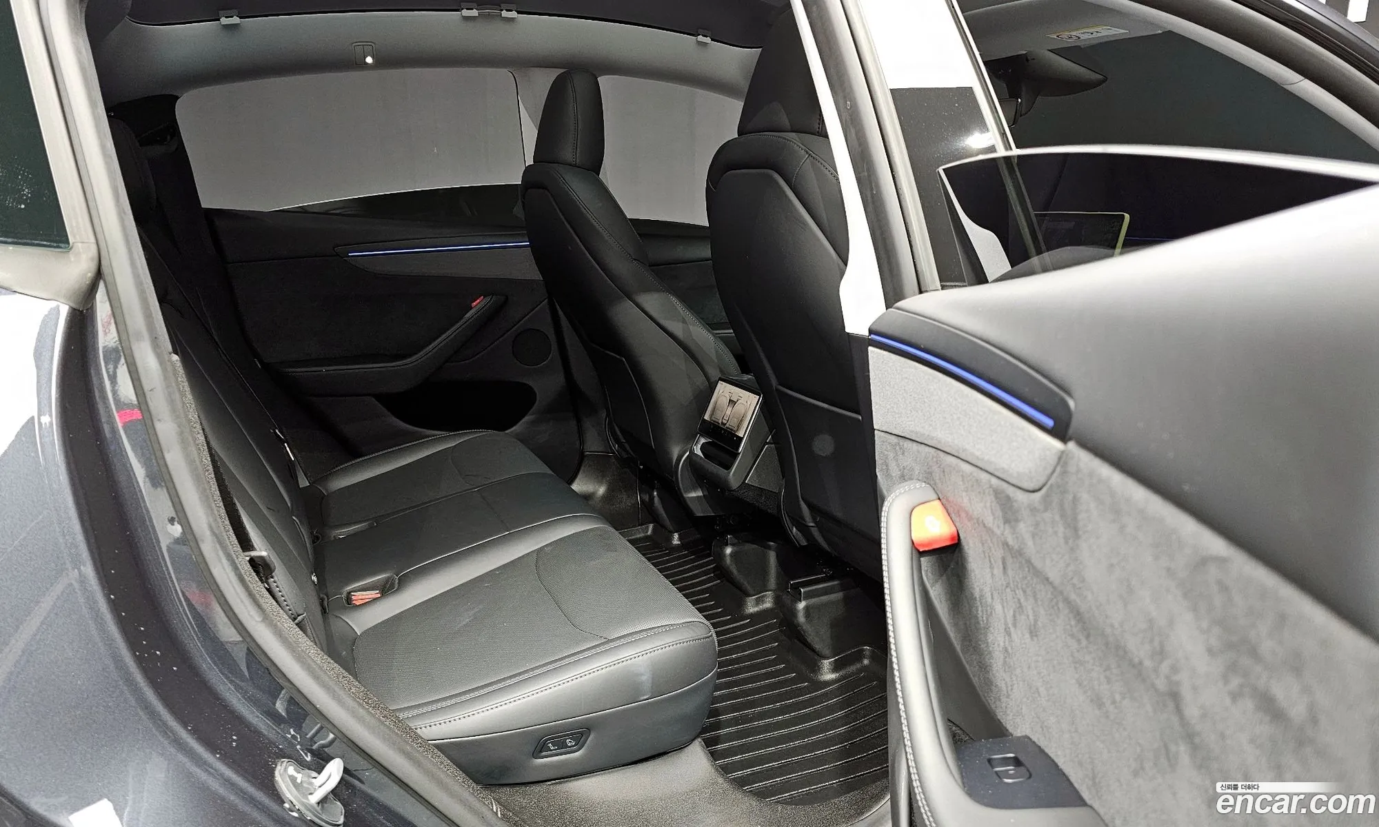 Tesla Model Y 2025 — 24