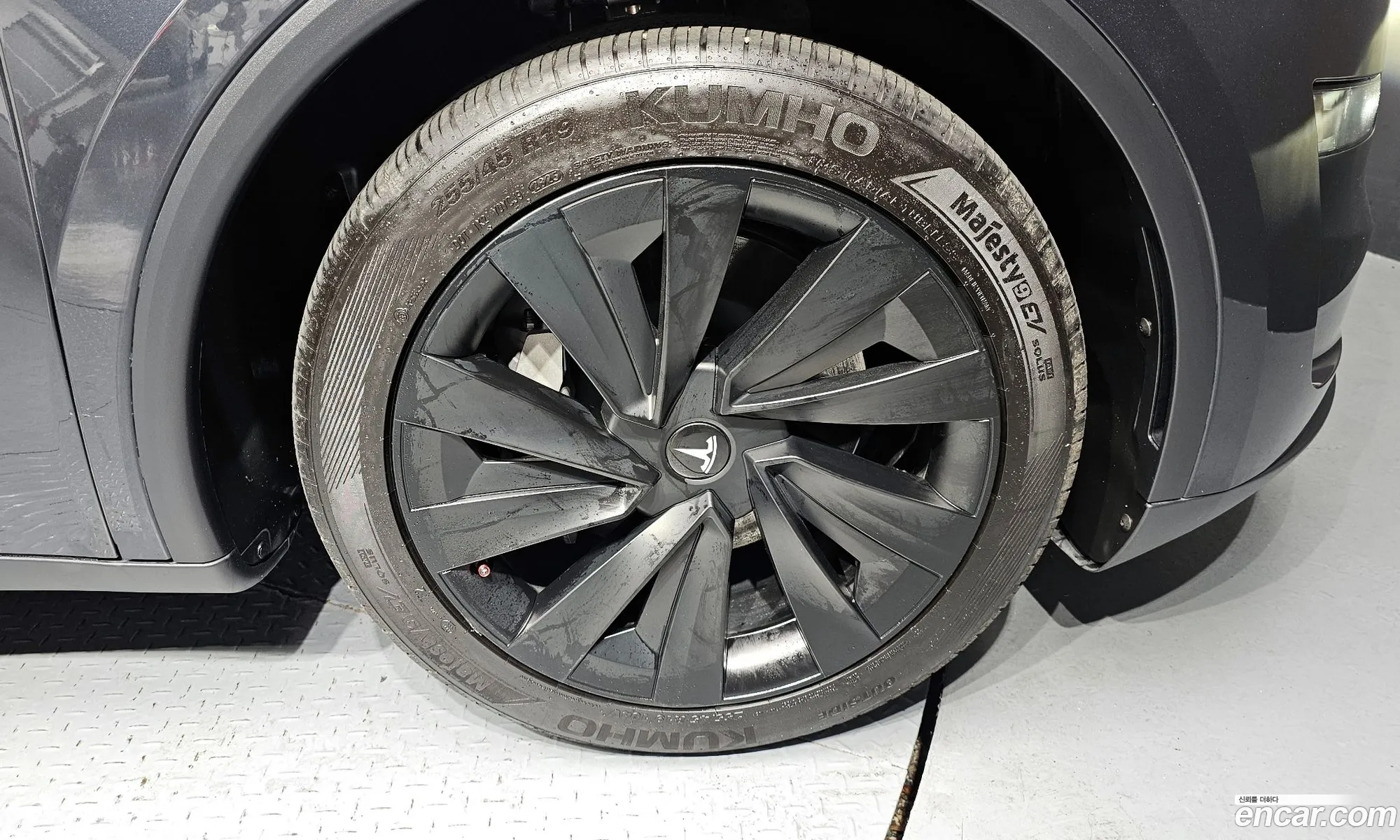 Tesla Model Y 2025 — 5