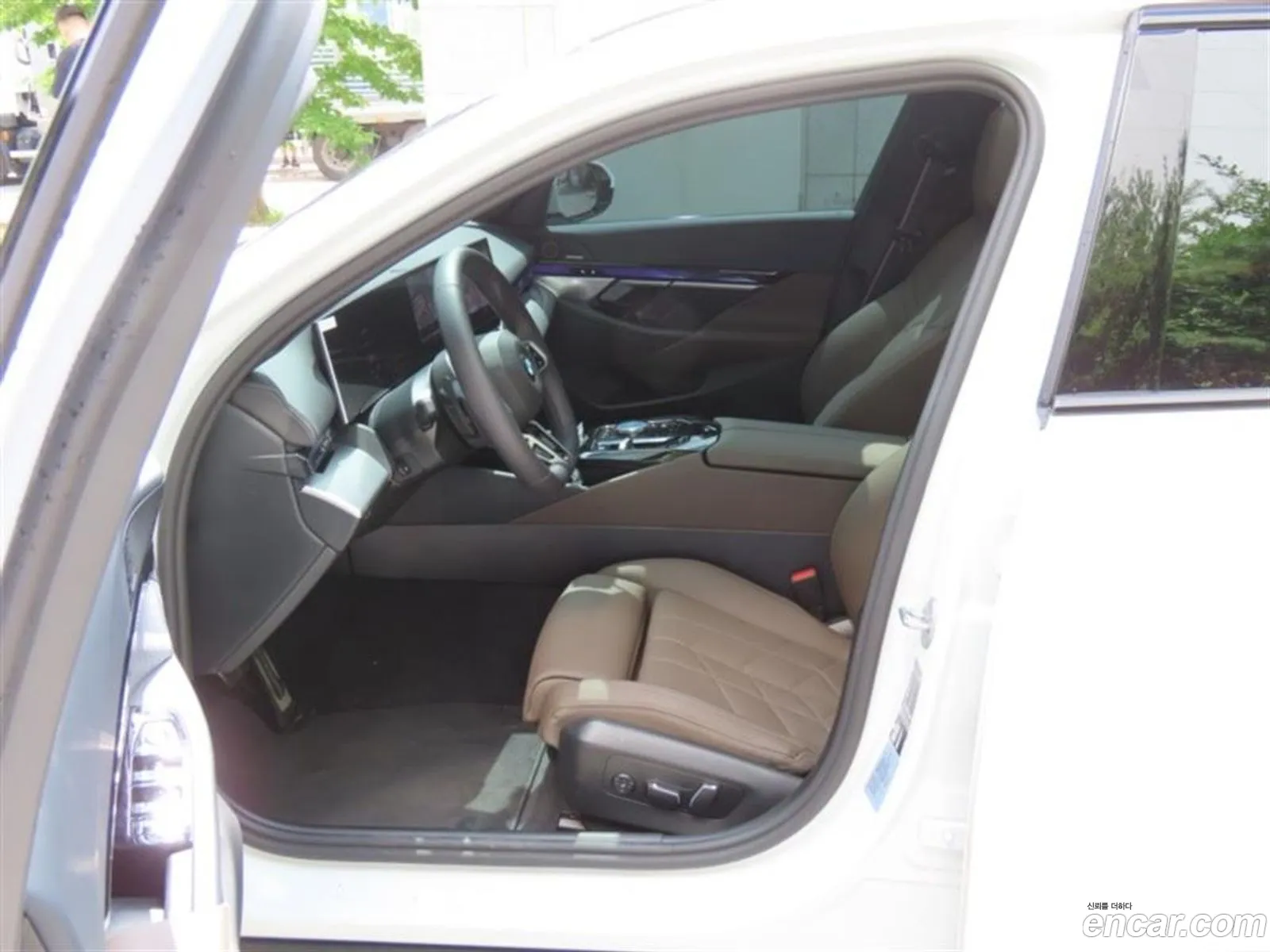 BMW 5 Series 2025 — 17