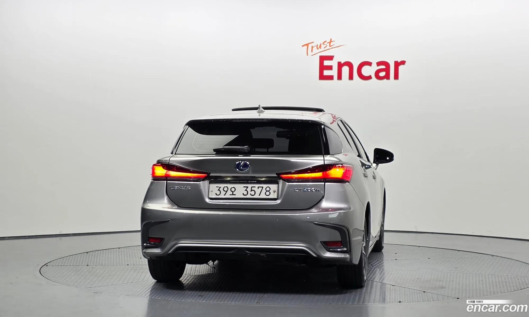 Lexus CT200h 2017 JTHKD5BHXJ2317513 — 10