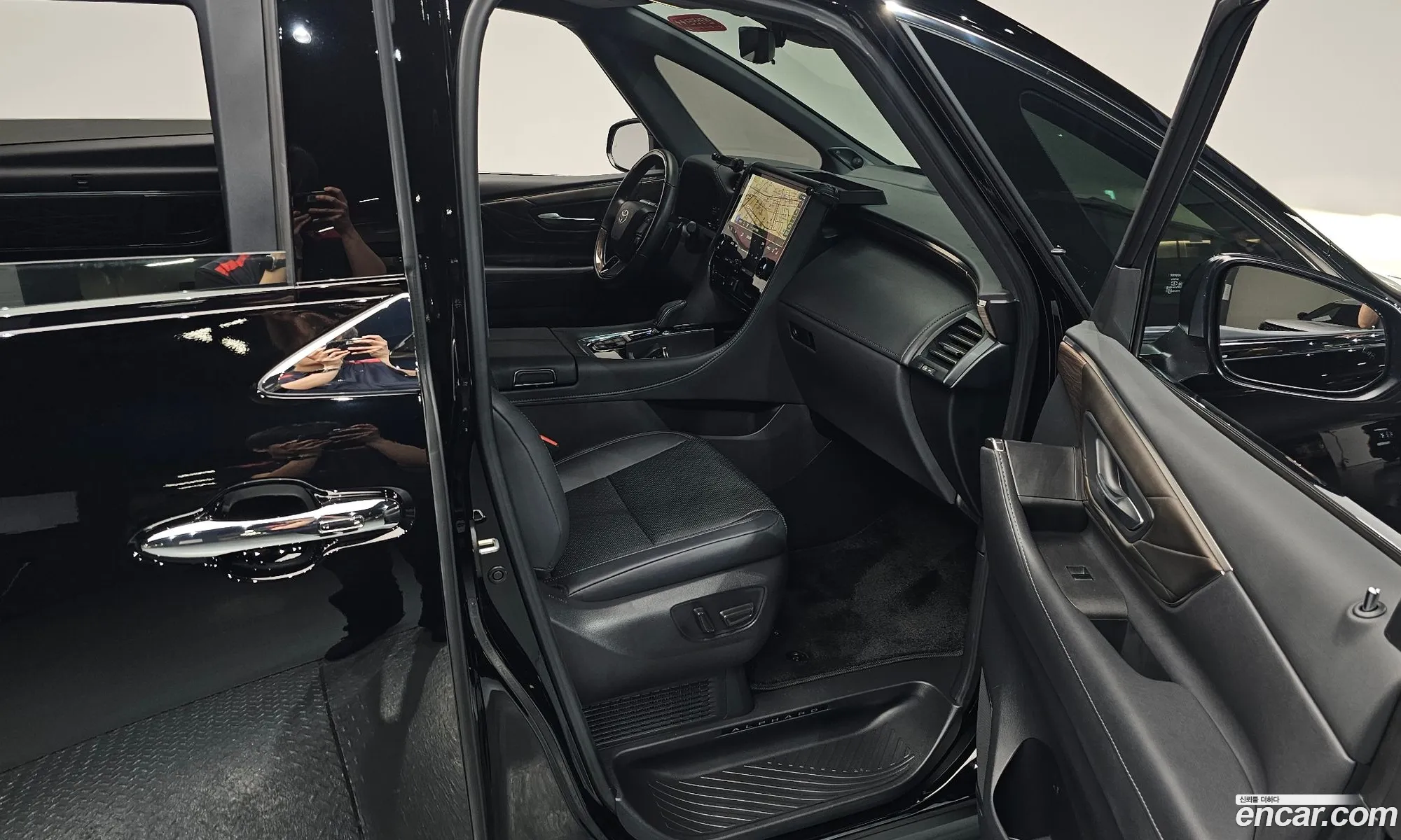Toyota Alphard 2025 — 28