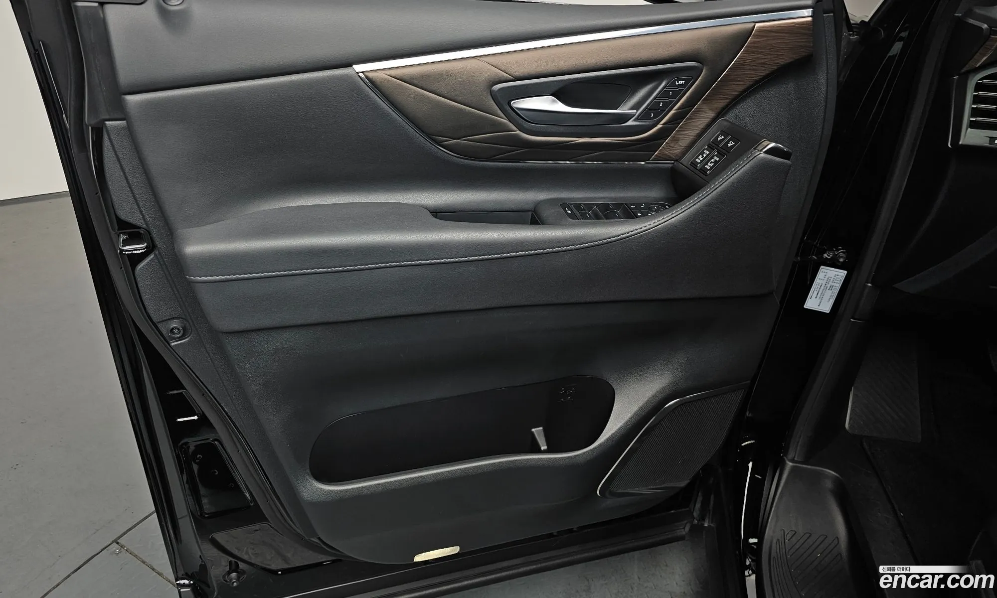 Toyota Alphard 2025 — 25