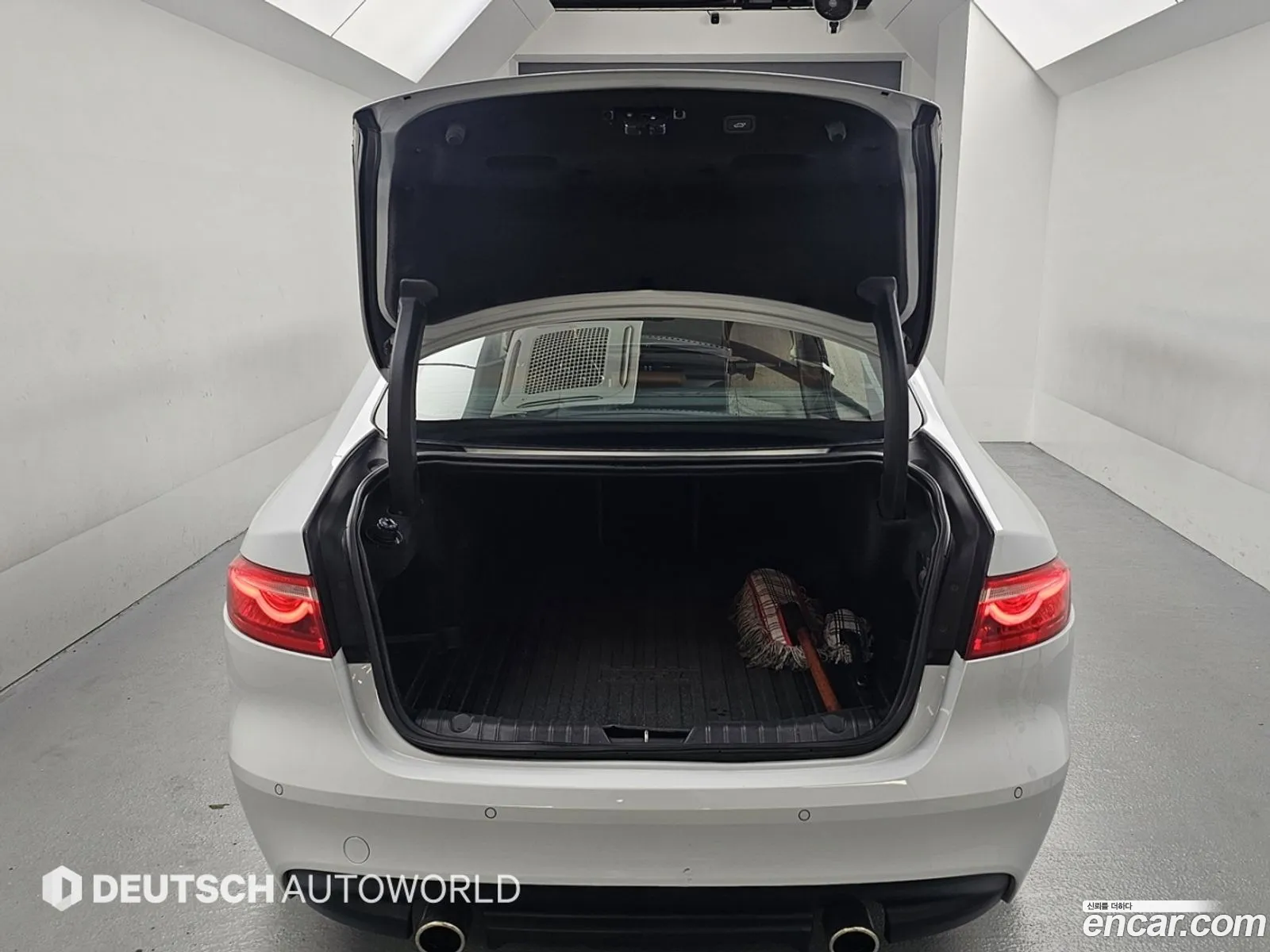 Jaguar XF 2016 — 12