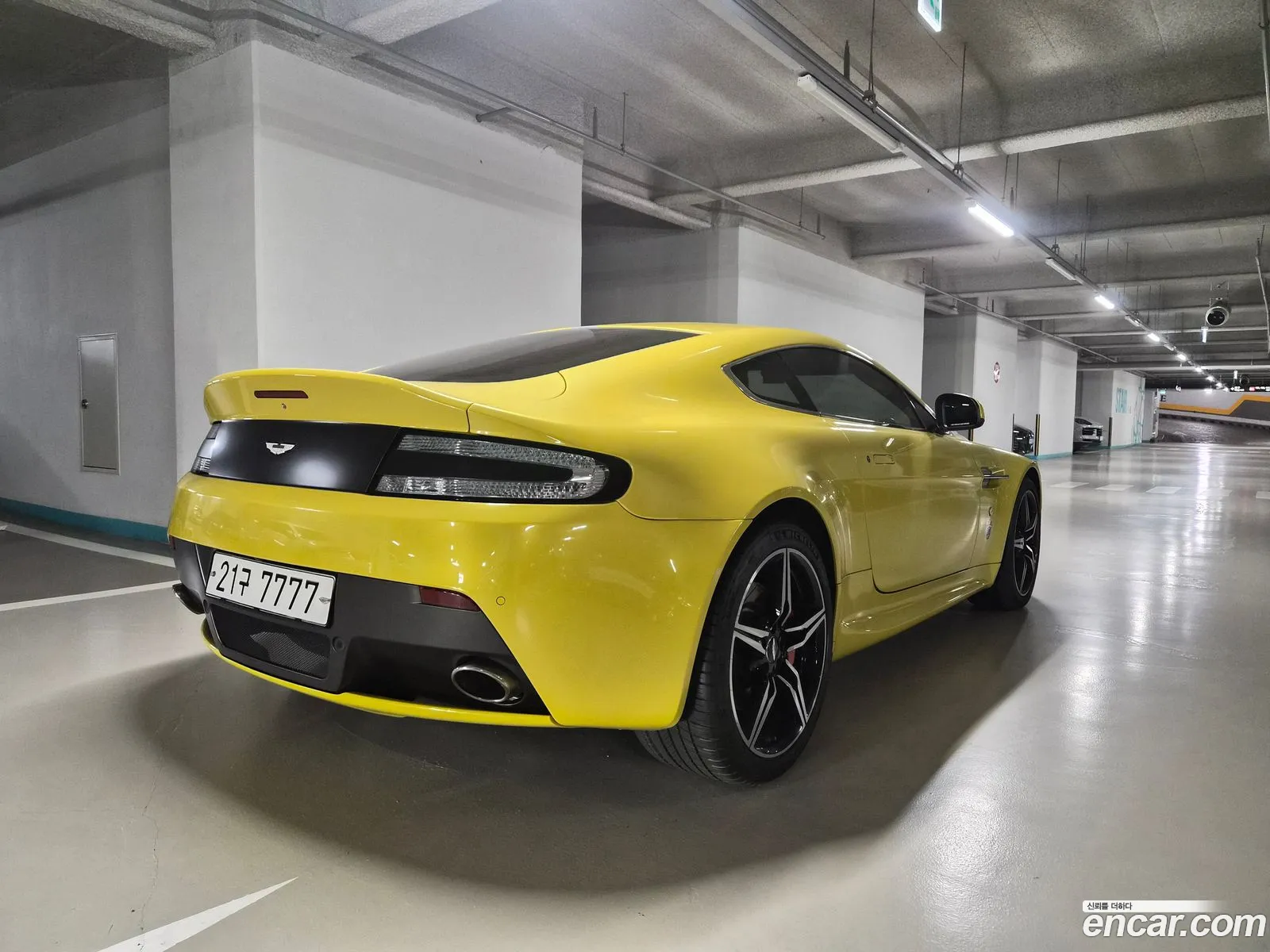 Aston Martin V8 Vantage 2016 — 13