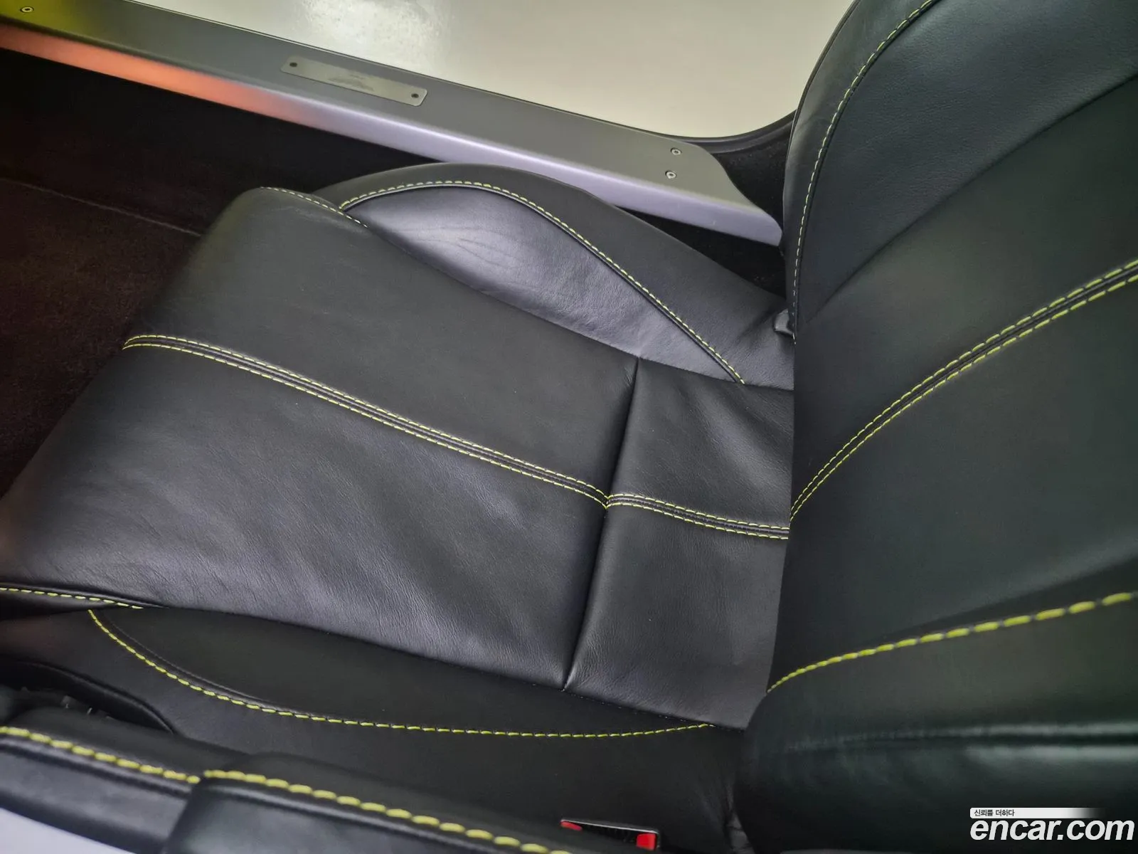 Aston Martin V8 Vantage 2016 — 14