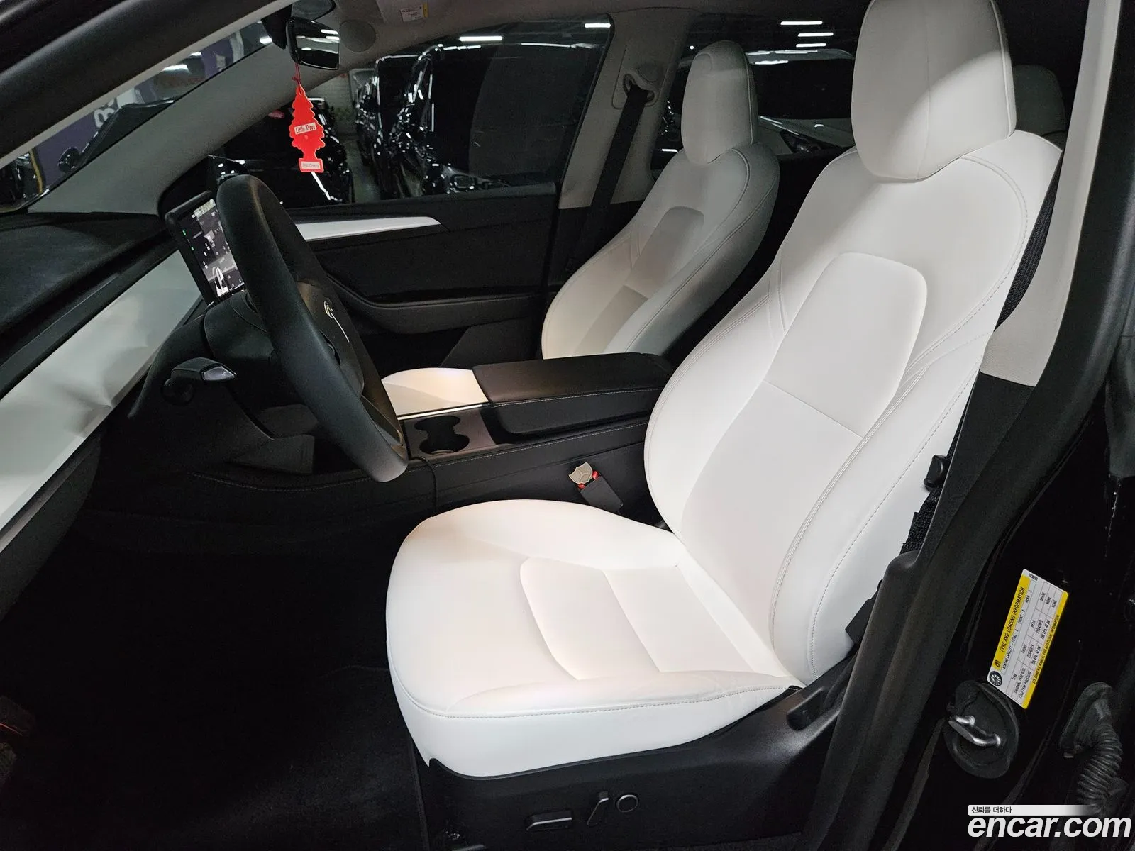 Tesla Model Y 2023 — 18