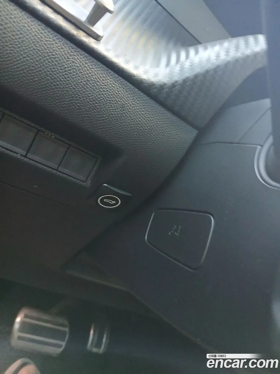 Peugeot e-2008 2021 — 8
