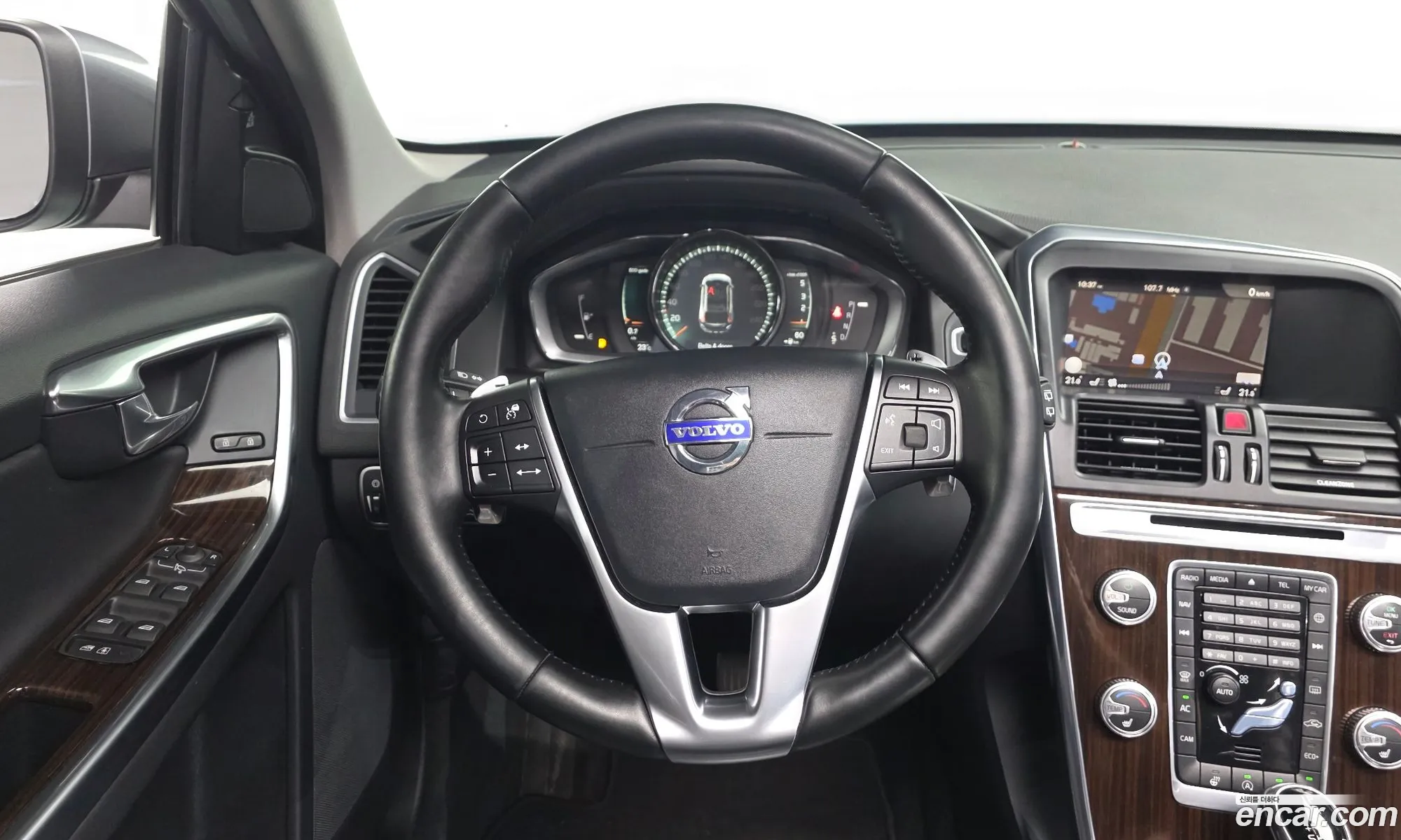Volvo XC60 2017 YV1DZA8BDH2174017 — 3
