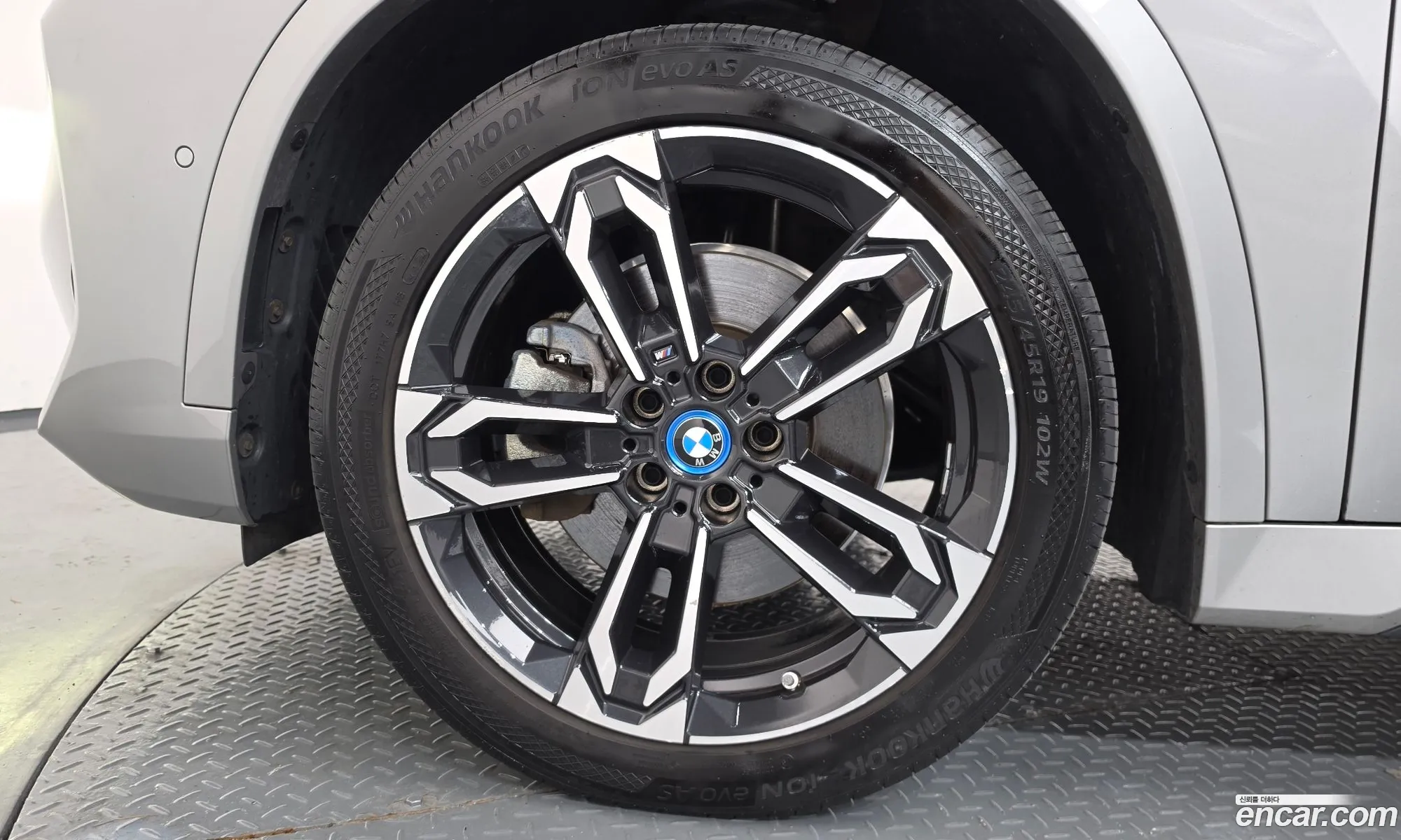 BMW iX1 2023 WBY61EF0151155151 — 31