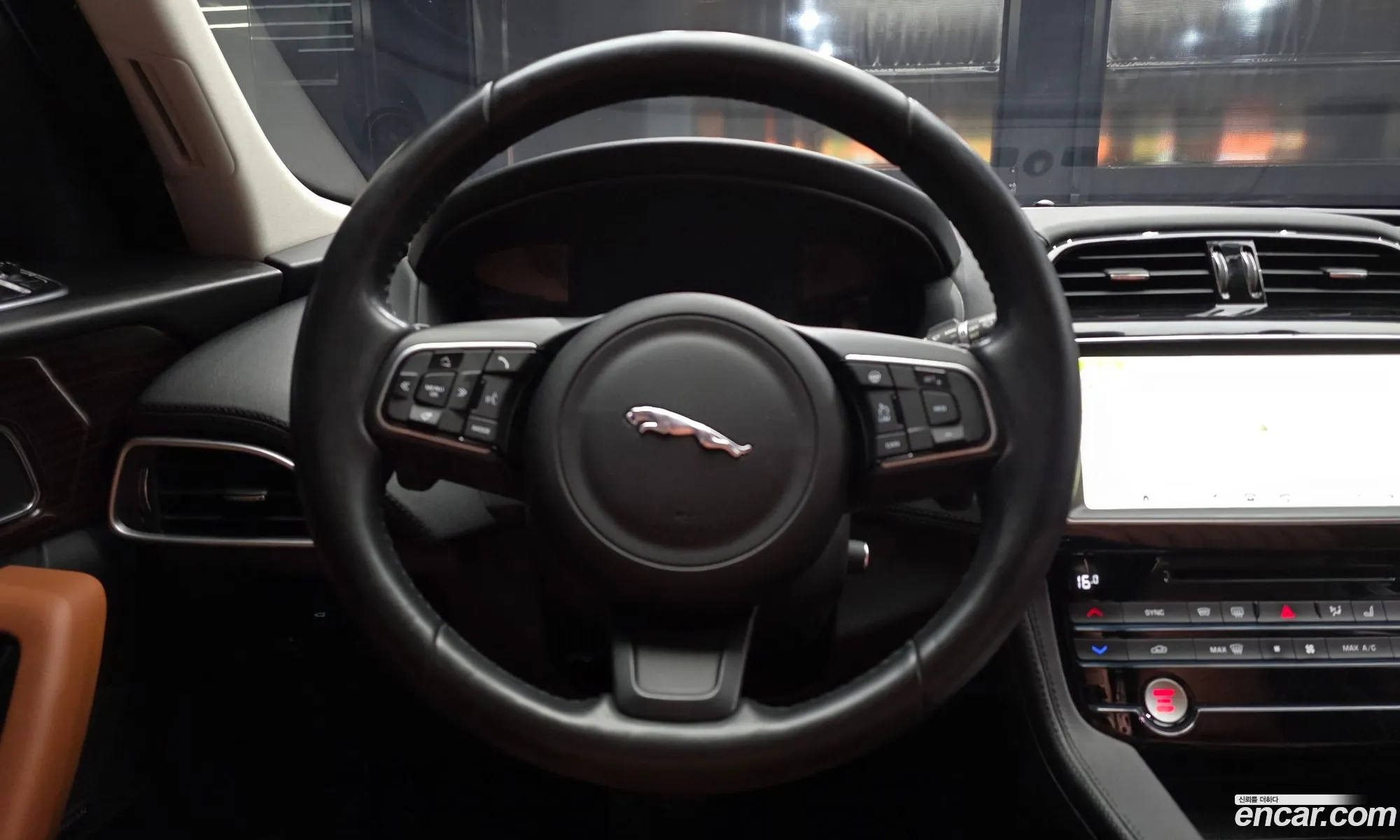 Jaguar F-Pace 2017 SADCA2BN2HA894883 — 13