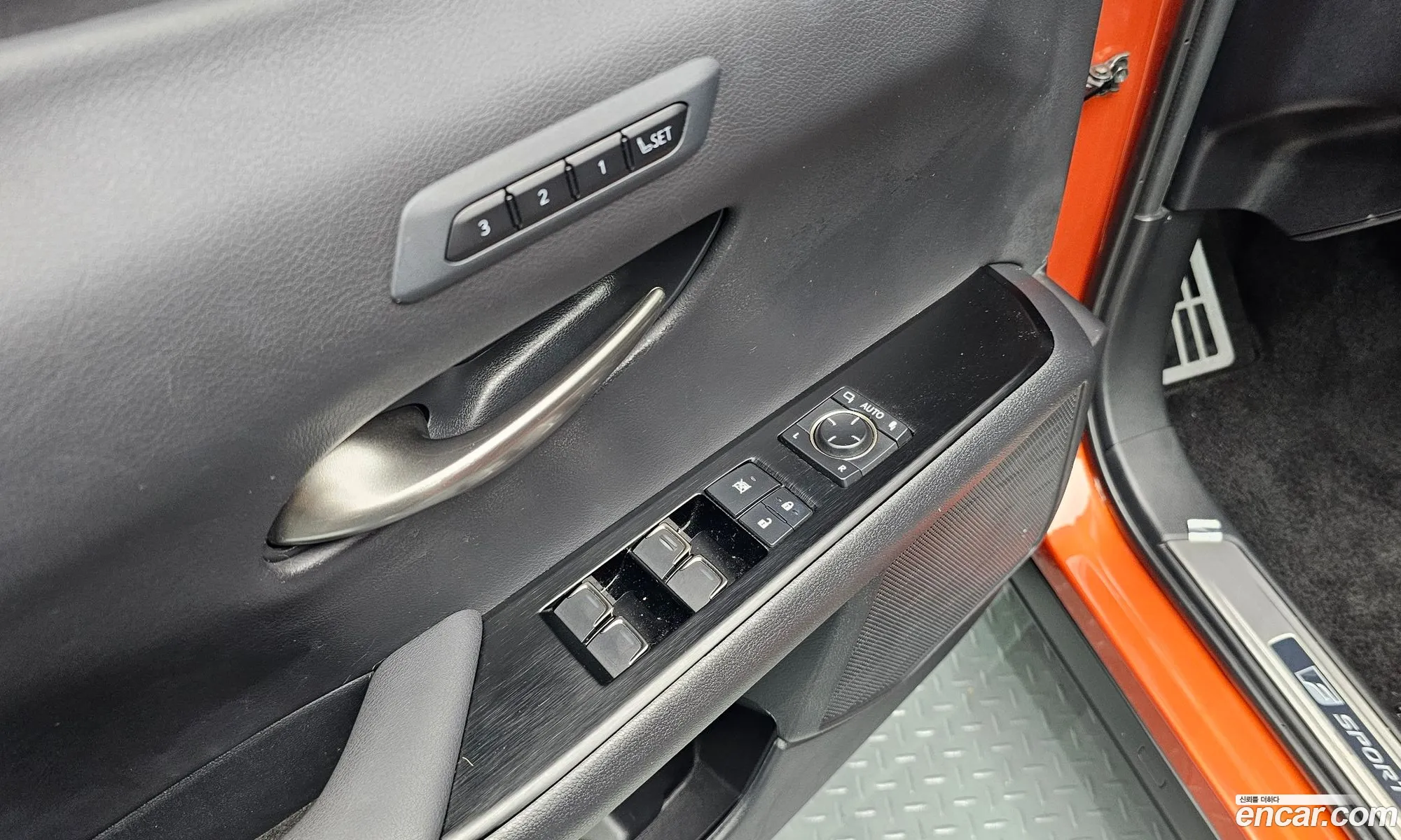 Lexus UX250h 2023 — 27